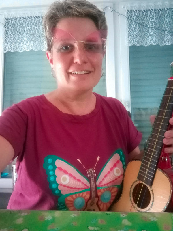 Ukulele Damen T-Shirt - "Ukulele-Schmetterling"