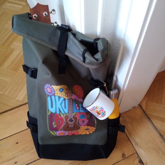 Ukulele Rolltop Rucksack "Ukulele im Blumenmeer"