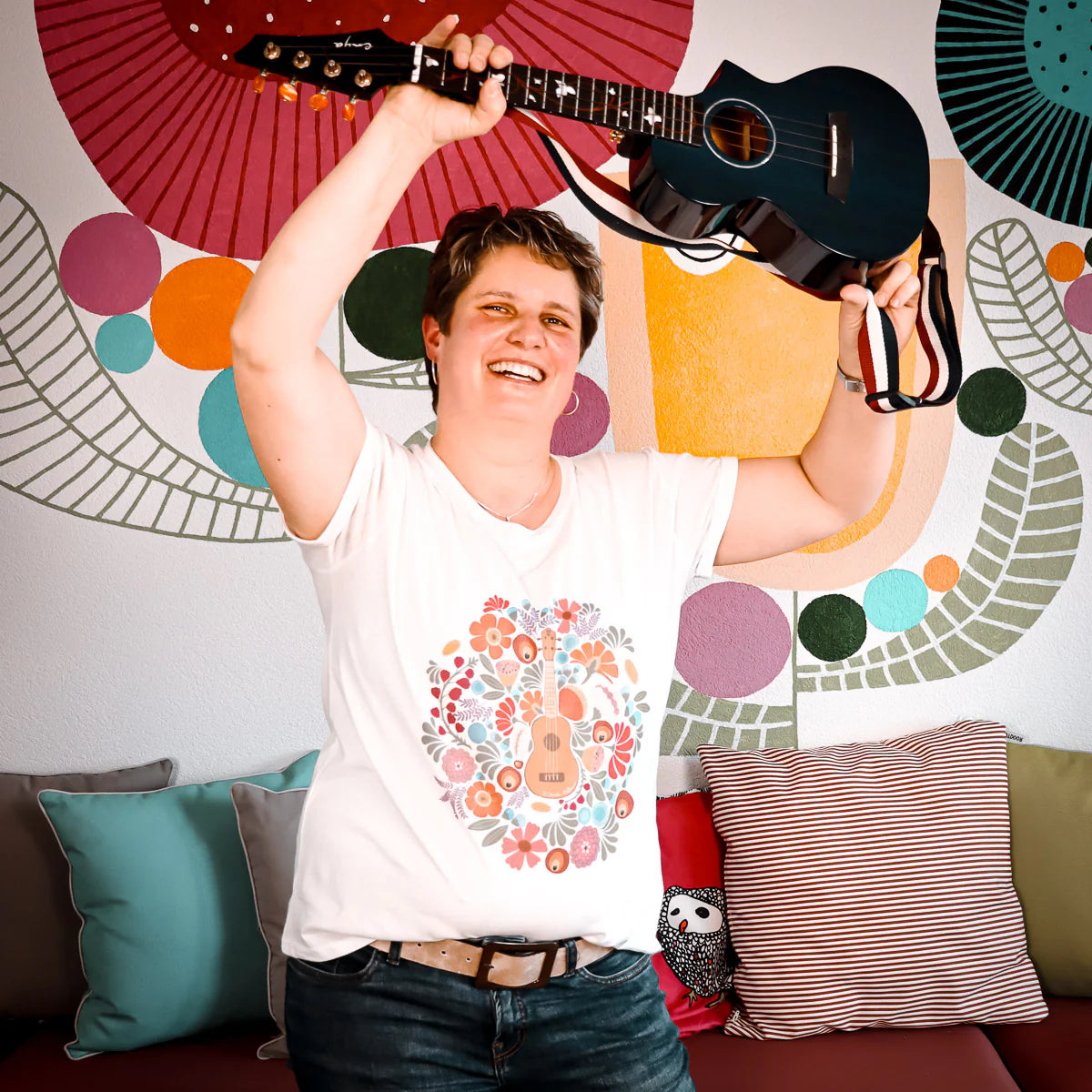 Damen Premium T-Shirt - Ukulele im Blumenmeer