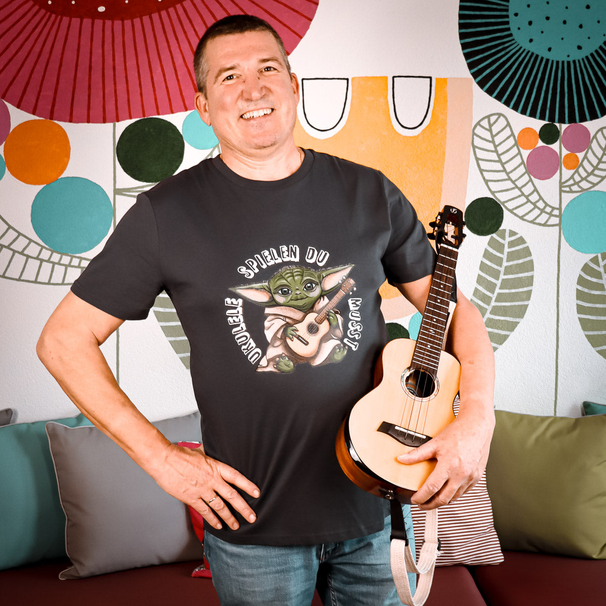 Ukulele T-Shirt Unisex - "Meister Yoda: Ukulele spielen du musst"