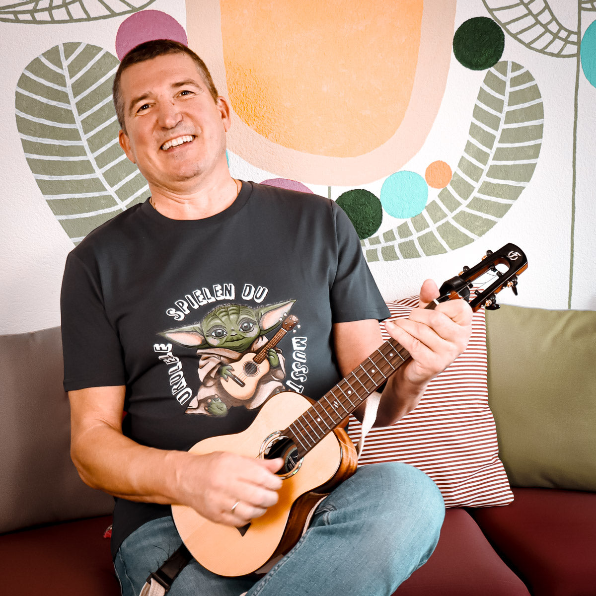 Ukulele T-Shirt Unisex - "Meister Yoda: Ukulele spielen du musst"