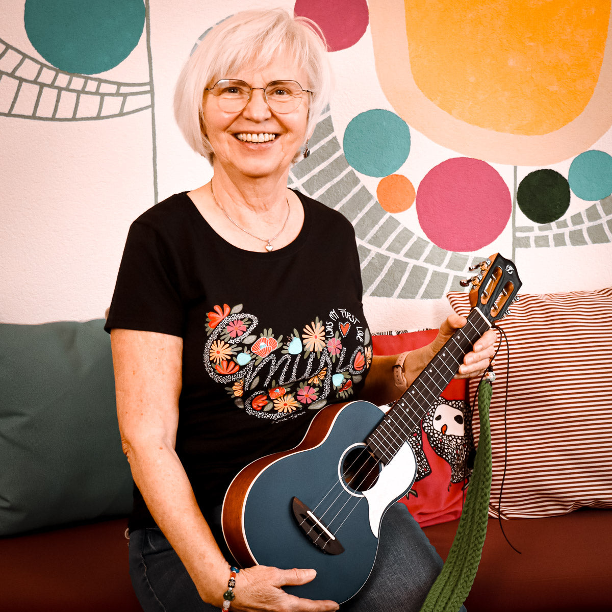 Damen T-Shirt "Music was my first love" – Handgezeichnetes Design
