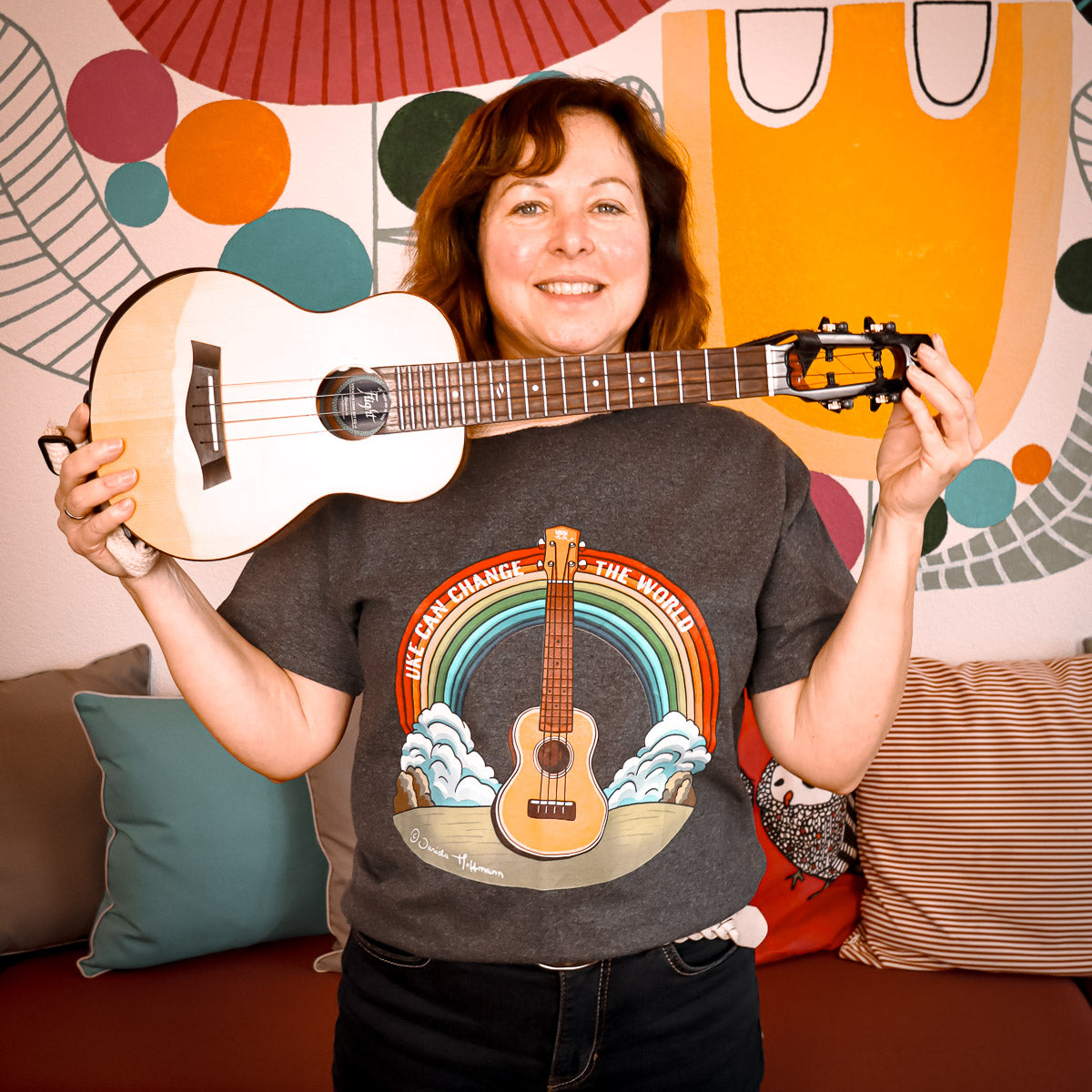 Ukulele T-Shirt Unisex - mit Regenbogen-Motiv "Uke can change the world"