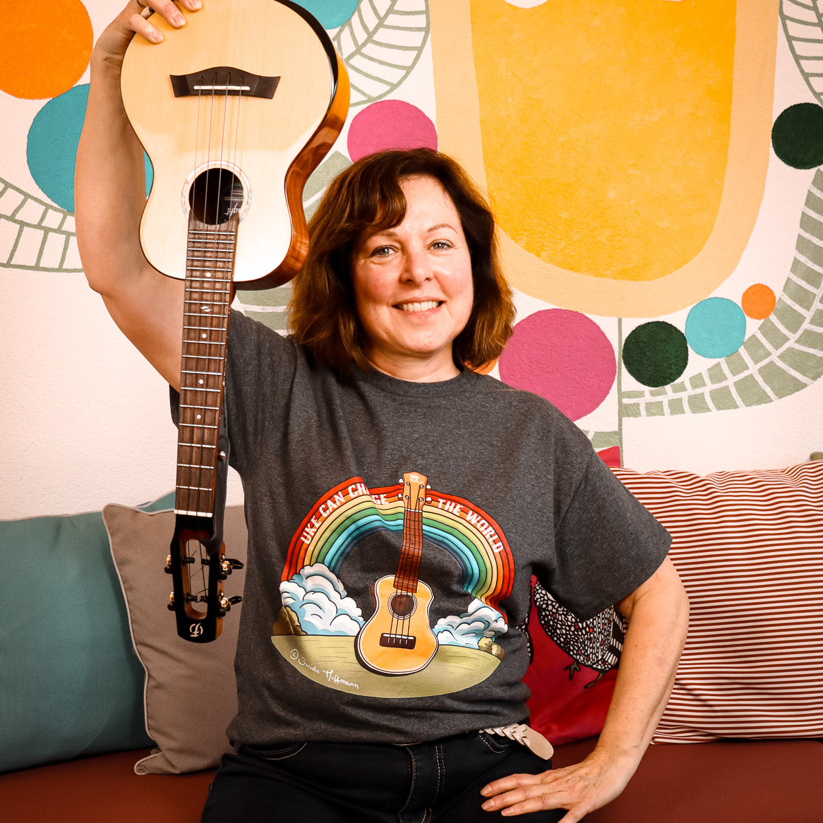 Ukulele T-Shirt Unisex - mit Regenbogen-Motiv "Uke can change the world"