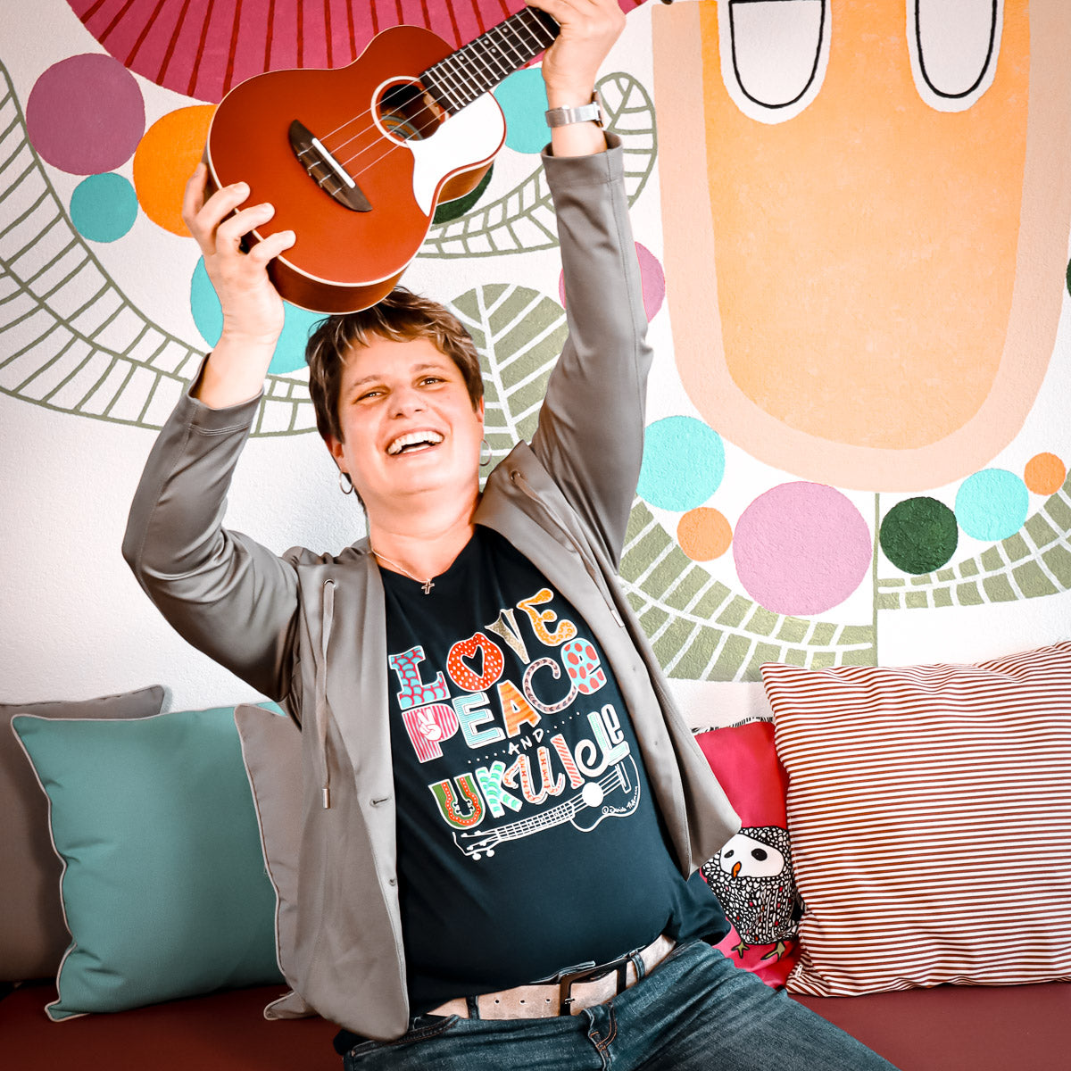 Ukulele Damen T-Shirt - "Love, Peace & Ukulele"