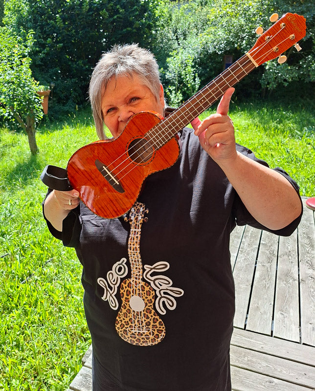 Ukulele Damen T-Shirt - "Leo-lele" - CURVY VIBES