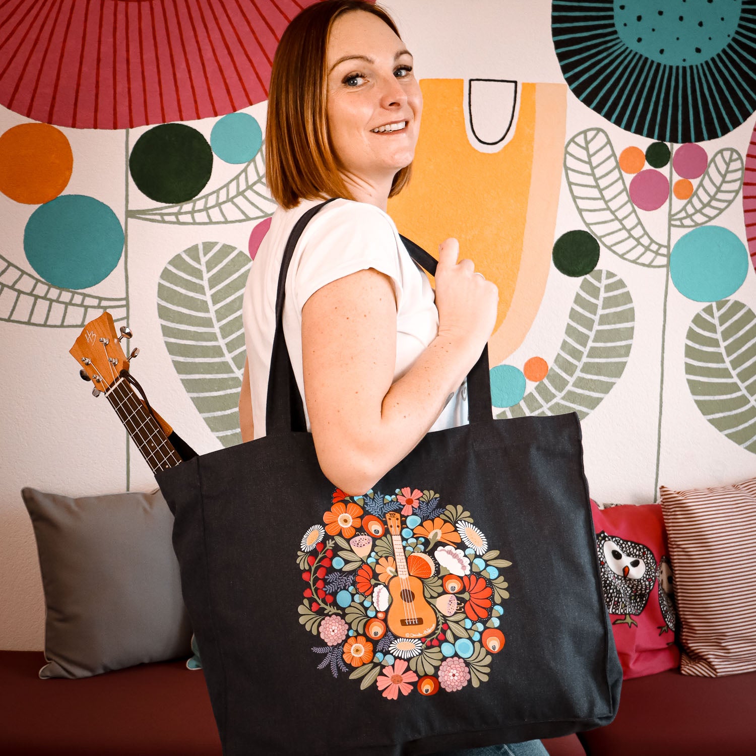 Ukulele Shopping Bag - Ukulele in a Sea of ​​Flowers