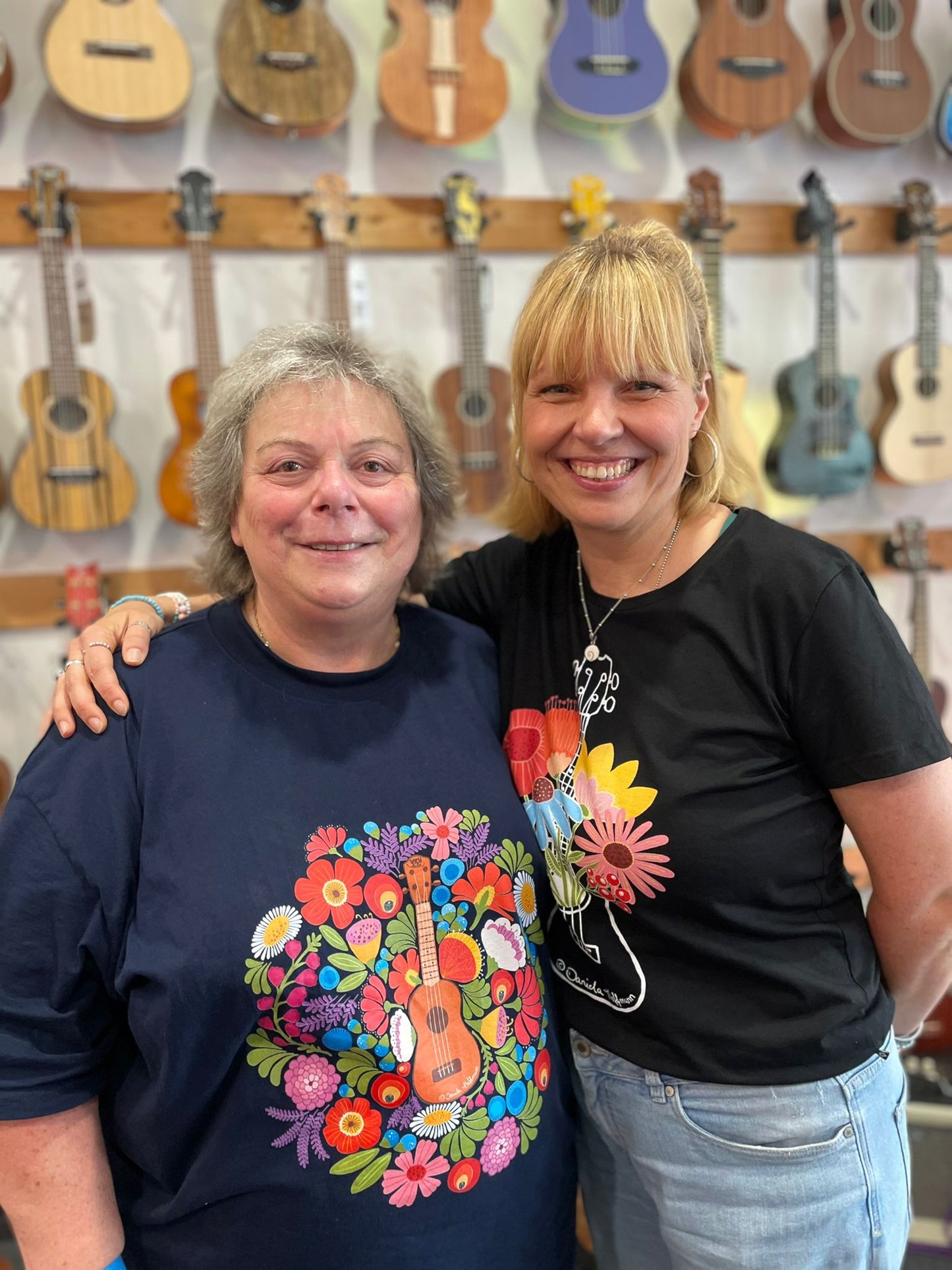 Ukulele Damen T-Shirt - "Ukulele im Blumenmeer" - CURVY VIBES